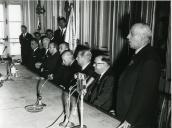 Fotografia de Américo Tomás, acompanhado por César Moreira Batista, nas instalações do Secretariado Nacional de Informação, presidindo à sessão solene inaugural comemorativa do 50.º aniversário da Federação Portuguesa de Futebol