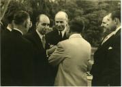 Fotografia de Américo Tomás no parque Castro Guimarães