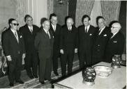 Fotografia de Américo Tomás no Palácio de Belém, recebendo em audiência a comissão de festas designada para as comemorações do centenário da vila de Cascais