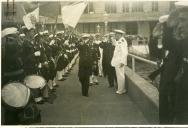 Fotografia de Américo Tomás passando em revista às tropas da Escola de Eletromecânica por ocasião da sua visita ao Centro de Instrução Almirante Wandenkolk (C.I.A.W.)