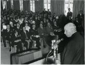 Fotografia Américo Tomás em Margueira, Cacilhas, discursando durante a sessão solene de início das obras do novo Estaleiro Naval do Porto de Lisboa