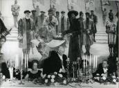 Fotografia de Américo Tomás, acompanhado pela esposa Gertrudes Rodrigues Tomás, por José Augusto da Costa Almeida e por António Augusto Peixoto Correia, discursando durante um banquete em Lourenço Marques, por ocasião da visita de estado efetuada a Moçambique
