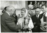 Fotografia de Américo Tomás entregando a taça à vencedora do 28.º campeonato do mundo feminino de tiro ao vôo