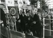 Fotografia de Américo Tomás, acompanhado por Gertrudes Rodrigues Tomás, inaugurando o Bairro da Fonte da Moura, por ocasião da visita efetuada à cidade do Porto