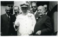 Fotografia de Américo Tomás, acompanhado por Eduardo de Arantes e Oliveira, em Vila Flor, saudando a população por ocasião da visita efetuada ao distrito de Bragança