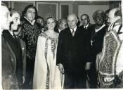 Fotografia de Américo Tomás acompanhado por José João Gonçalves de Proença e pelo elenco da ópera "Otello", durante a atuação no Coliseu dos Recreios