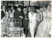 Fotografia de Américo Tomás por ocasião da visita à Exposição Canina do Estoril