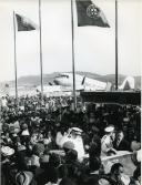 Fotografia de Américo Tomás saudando a população no interior da viatura oficial na cidade de Tete, durante a visita de estado efetuada a Moçambique