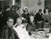 Fotografia do Presidente da República Américo Tomás, acompanhado por Gertrudes Rodrigues Tomás, por ocasião da visita de estado efetuada a Moçambique