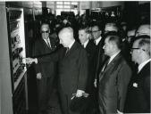 Fotografia de Américo Tomás, acompanhado por César Moreira Batista, em Pegões, por ocasião da inauguração de quatro emissores de onda curta da Emissora Nacional 