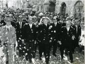 Fotografia de Américo Tomás, acompanhado por Alfredo Rodrigues dos Santos Júnior, saudando a população por ocasião da visita oficial realizada ao distrito de Viseu
