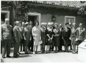 Fotografia de Américo Tomás, acompanhado por Gertrudes Rodrigues Tomás, no Palácio de Belém, por ocasião de um almoço oferecido aos dirigentes da Cruz Vermelha Portuguesa