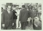 Fotografia de Américo Tomás, cumprimentando José Augusto Monteiro do Amaral