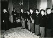 Fotografia de Américo Tomás no Palácio de Belém, condecorando membros do Governo que completaram de três anos de funções com a Ordem Militar de Cristo