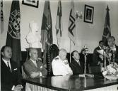 Fotografia de Américo Tomás, acompanhado por António Augusto Peixoto e por José Augusto da Costa Almeida, em Inhambane, por ocasião da visita de estado efetuada a Moçambique