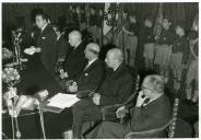 Fotografia de Américo Tomás acompanhado por César Moreira Batista, participando numa cerimónia de homenagem aos professores do ensino primário