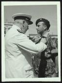 Fotografia de Américo Tomás, em Lisboa, condecorando um oficial do Exército por ocasião duma cerimónia militar