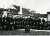 Fotografia de Américo Tomás e alunos do Colégio Militar, por ocasião da sua visita ao Palácio de Belém, em Lisboa.