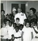 Fotografia de Américo Tomás, acompanhado por Gertrudes Rodrigues Tomás, numa escola em Xai-Xai, por ocasião da visita de estado efetuada a Moçambique
