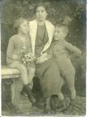 Fotografia de alguns familiares de Gertrudes Ribeiro da Costa, durante uma visita à vila de Sintra