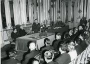 Fotografia de Américo Tomás, acompanhado por César Moreira Batista, presidindo à cerimónia de entrega de prémios literários nas instalações do S.N.I.