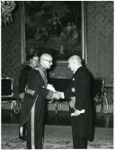 Fotografia de Américo Tomás no Palácio Nacional de Belém, presidindo à cerimónia de entrega de credenciais pelo embaixador do Brasil