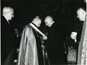 Fotografia de Américo Tomás no Palácio da Ajuda, acompanhado por Manuel Gonçalves Cerejeira e por presidente do Conselho António de Oliveira Salazar, presidindo à cerimónia de condecoração do cardeal Couto