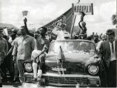 Fotografia de Américo Tomás seguindo em cortejo automóvel, por ocasião da visita de estado efetuada a Moçambique