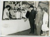 Fotografia de Américo Tomás, acompanhado por Gertrudes Rodrigues Tomás, por ocasião da visita oficial efetuada à Feira de Artesanato do Estoril