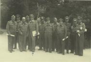 Fotografia de Humberto Delgado, em Bornes de Aguiar, com o grupo de oficiais do Curso de Altos Comandos Militares