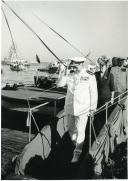 Fotografia de Américo Tomás, acompanhado por Gertrudes Rodrigues Tomás, regressando da visita de estado a Moçambique, São Tomé e Príncipe e com passagem em Angola, no Terreiro do Paço, em Lisboa
