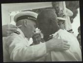 Fotografia de Américo Tomás, na cidade de Bafatá, condecorando um soldado guineense por ocasião da visita de Estado que efetuou à Guiné-Bissau