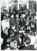 Fotografia de Américo Tomás, acompanhado por Gertrudes Rodrigues Tomás e por Alfredo Rodrigues dos Santos Júnior, em Viana do Castelo, por ocasião da visita oficial efetuada ao norte do país, de 17 a 22 de junho de 1964