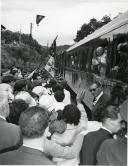 Fotografia deAmérico Tomás a bordo do comboio presidencial, saudando a população por ocasião da visita oficial efetuada ao distrito da Guarda, entre o dia 30 de maio e o dia 2 de junho de 1964