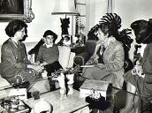 Fotografia de Manuela Ramalho Eanes com o seu filho Manuel e ...