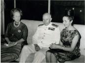 Fotografia do Presidente da República Américo Tomás, acompanhado por Gertrudes Rodrigues Tomás, em Xai-Xai, por ocasião da visita de estado efetuada a Moçambique