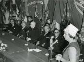 Fotografia de Américo Tomás no salão de festas do Grupo Escolar Teixeira de Pascoais, presidindo à sessão solene de homenagem a professores primários