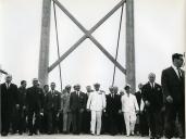 Fotografia de Américo Tomás, acompanhado por António Augusto Peixoto, inaugurando a ponte sobre o rio Limpopo em Xai-Xai, por ocasião da visita de estado efetuada a Moçambique