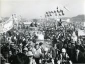 Fotografia de Américo Tomás saudando a população no interior da viatura oficial no aeroporto da cidade de Tete, durante a visita de estado efetuada a Moçambique