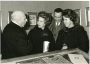 Fotografia de Maria Madalena Rodrigues Tomás e de Maria Natália Rodrigues Tomás visitando o 2.º Salão de Antiguidades, em Lisboa