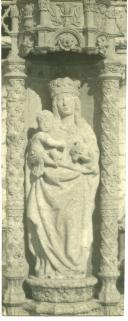 Fotografia da escultura em pedra de Nossa Senhora do Bom Sucesso, existente no centro do terraço da Torre de Belém