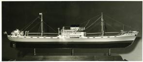 Fotografia do modelo do navio-motor “Ribeira Grande", da Companhia de Navegação dos Carregadores Açoreanos