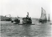 Fotografia de uma frota de embarcações de pesca do bacalhau, no rio Tejo, por ocasião da cerimónia da bênção dos bacalhoeiros