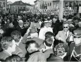 Fotografia de Américo Tomás, acompanhado por Eduardo de Arantes e Oliveira, em Ovar, circulando no cortejo a pé no meio da população, por ocasião da visita oficial efetuada ao norte de Portugal