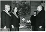 Fotografia de Américo Tomás no Palácio de Belém por ocasião da cerimónia de atribuição de condecorações a José João Gonçalves de Proença e a Alfredo Rodrigues dos Santos Júnior