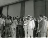 Fotografia de Américo Tomás, acompanhado por César Moreira Batista, cumprimentando a população por ocasião da visita de estado efetuada a Moçambique