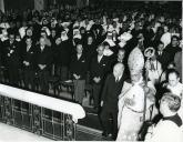 Fotografia de Américo Tomás, acompanhado por Eduardo de Arantes e Oliveira, José João Gonçalves de Proença e por António Augusto Peixoto Correia, na Igreja de Nossa Senhora Auxiliadora, por ocasião da sessão de encerramento do Congresso Nacional dos Religiosos, presidido por José Costa Nunes