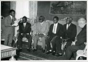 Fotografia de Américo Tomás no Palácio de Belém, recebendo em audiência um grupo de régulos angolanos