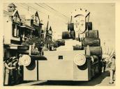 Anexo ao álbum da Viagem Presidencial à África em 1939 - cortejo alegórico - festival nocturno - iluminações em Lourenço Marques