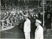 Fotografia de Américo Tomás acompanhado por António Augusto Peixoto Correia assistindo a um desfile militar na cidade de Maputo, por ocasião da visita de estado efetuada a Moçambique